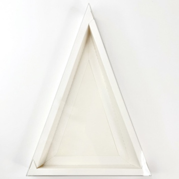 Коробка для шоколада и др.кондитерских изделий с пластиковой крышкой треугольная 240*160*35 (белая)