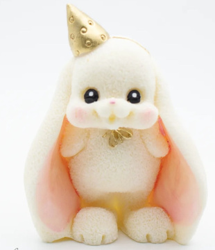 Фигурка из шоколадной глазури Зайка задувает свечку