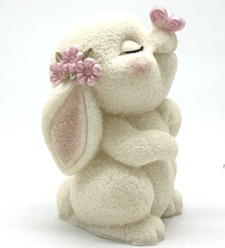 Фигурка из шоколадной глазури Зайка с бабочкой