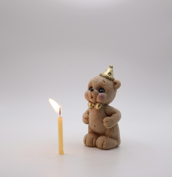 Фигурка из шоколадной глазури Мишка задувает свечку