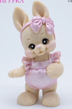 Фигурка из шоколадной глазури Зайка в розовых штанишках