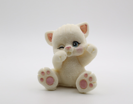 Фигурка из шоколадной глазури Белый котик