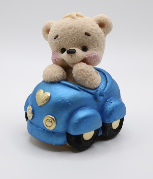 Фигурка из шоколадной глазури Мишка на голубой машинке 